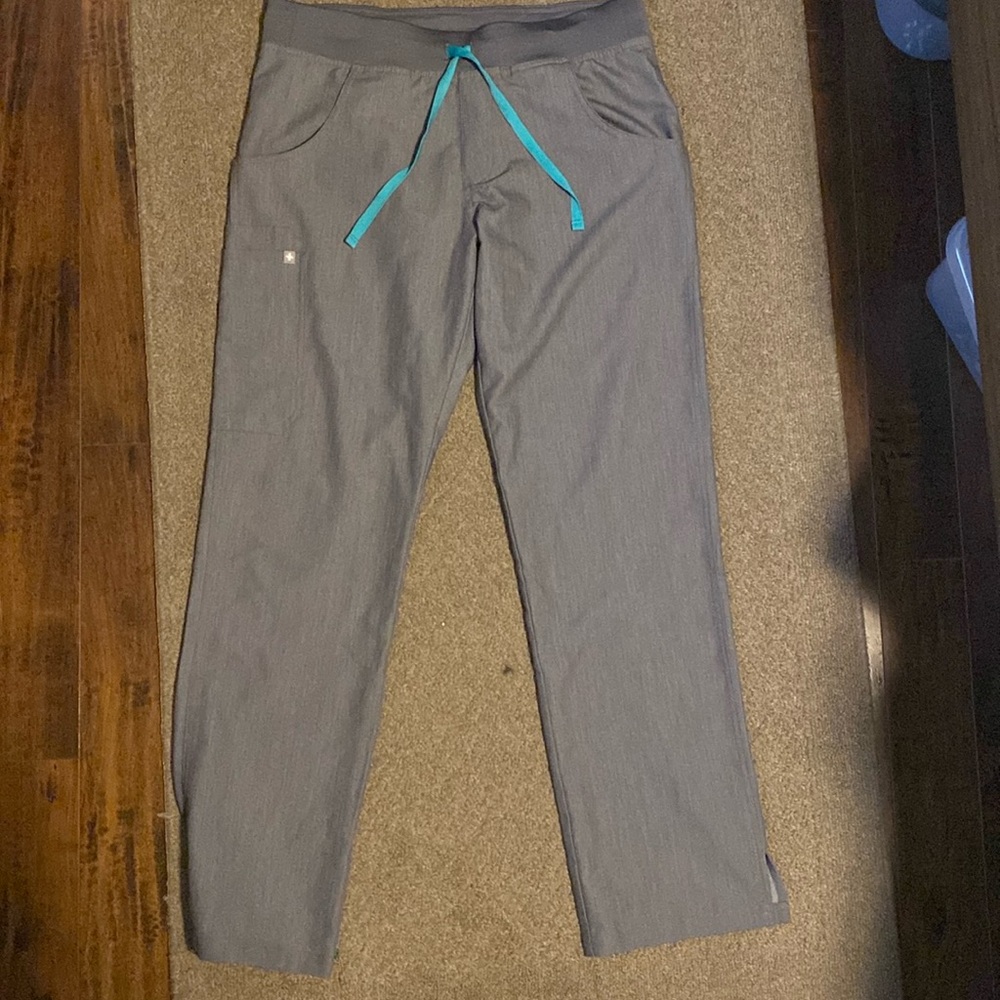 Figs technical Collection gray scrub bottom , women’s size M